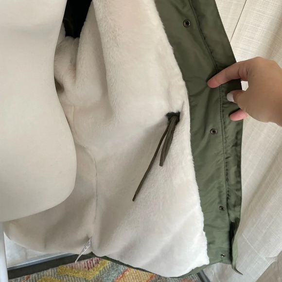 COPY - Women's Old Navy Faux Fur Lined Snow Jacket - Sz. L - Picture 5 of 8